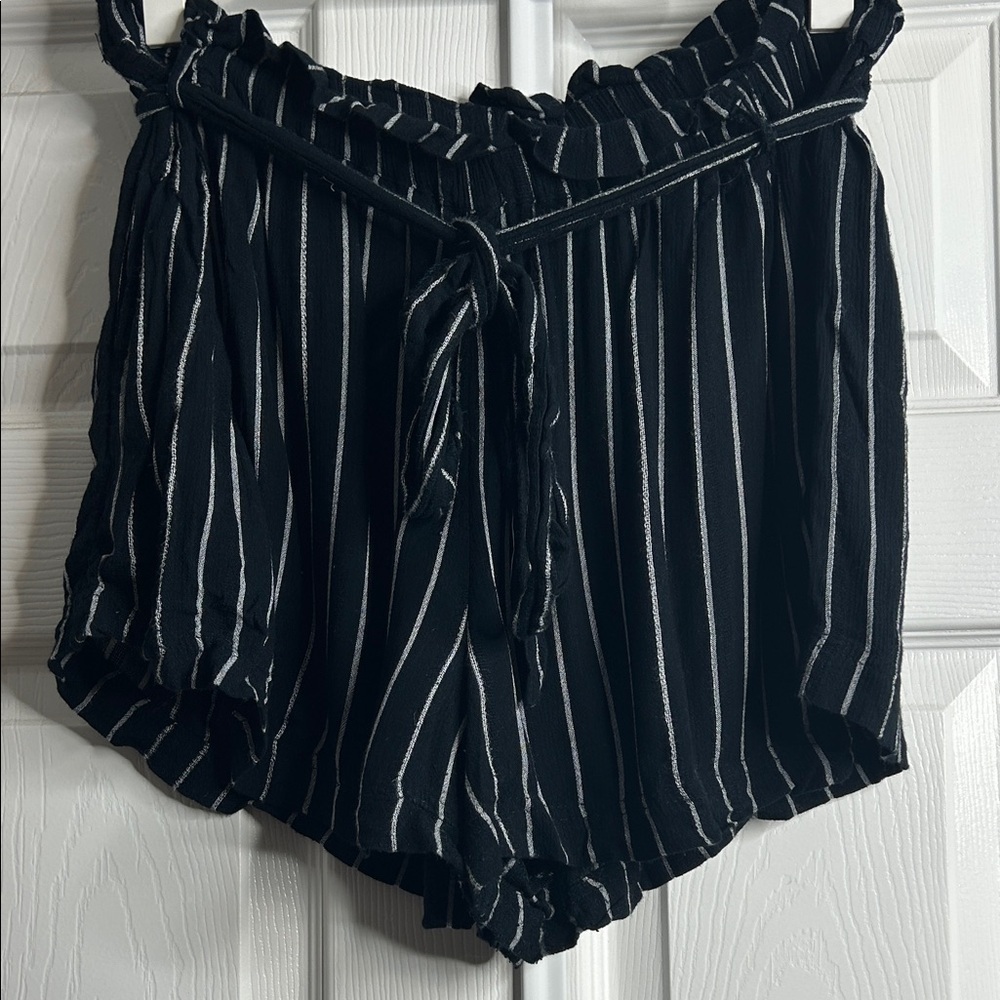 American Eagle Outfitters Black and White Striped Shorts L Pockets Belt